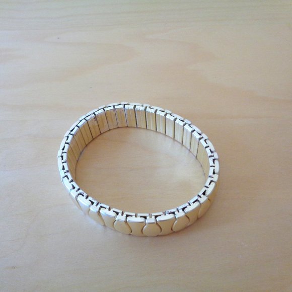 Vintage Napier Light Goldtone Textured Stretch Bracelet Bangle 1/2 Inch Wide - Picture 2 of 3